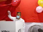 zainal-arifin-paliwang-saat-melakukan-pencoblosan-di-tps-13.jpg