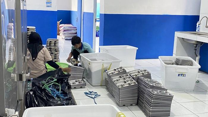 MENCUCI OMPRENG - Aktivitas pencucian peralatan dapur di salah satu SPPG di wilayah Panarung, Kota Palangka Raya, Kamis (30/10/2025) lalu. Dua dari 28 SPPG belum mengantongi SLHS karena hasil uji laboratorium belum memenuhi standar.