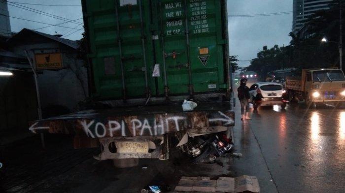 Pemotor Tergeletak di Jalan Trans Kalimantan Anjir Muara, Diduga Usai Tabrak Truk Fuso Parkir