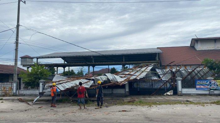 Atap Ruko di G Obos Palangka Raya Kalteng Roboh Diterjang Angin Kencang, BMKG: Waspada Cuaca Ekstrem