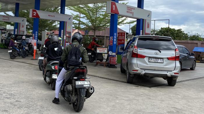 ANTREAN - Stok Pertamax di SPBU Bukit Kaminting dan Yos Sudarso masih tersedia, antrean pun terlihat normal. Warga bisa isi BBM tanpa menunggu lama, Rabu (12/11/2025).