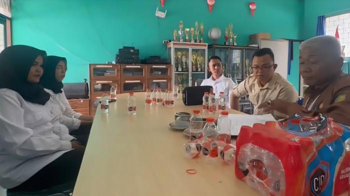 BERKUNJUNG - Koordinator SPPG Kalteng Elisa Agustino berbincang dengan Kepala Sekolah SDN 3 Bukit Tunggal, Sujianto, dan pihak SPPG Bukit Tunggal di ruang kepala sekolah, Selasa (30/9/2025).