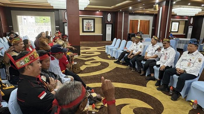 MEDIASI - Puluhan masyarakat yang tergabung dalam Aliansi Masyarakat Dayak Bersatu melaksanakan mediasi dengan Pemerintah Provinsi Kalteng di Aula Jayang Tingang Lantai I, Kantor Gubernur Kalimantan Tengah, Rabu (12/11/2025).