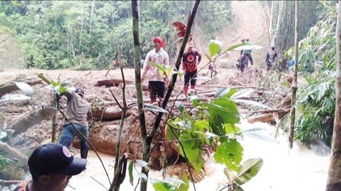 Tanah Longsor Tutupi Sungai di Pantai Mangkiling Kalsel, Warga Khawatir Datang Banjir Bandang