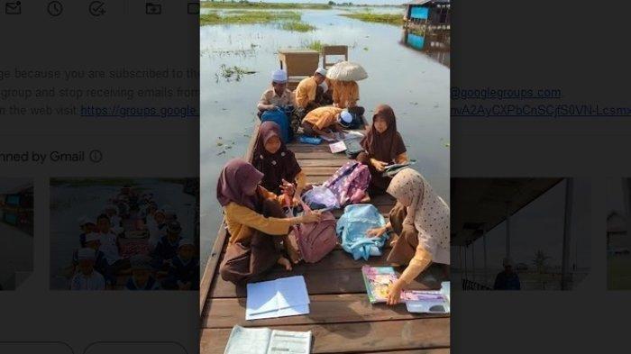Banjir di Kalsel, Murid SDN 2 Banua Hanyar HSS Terpaksa Belajar di Atas Jembatan dan Kelas Terendam