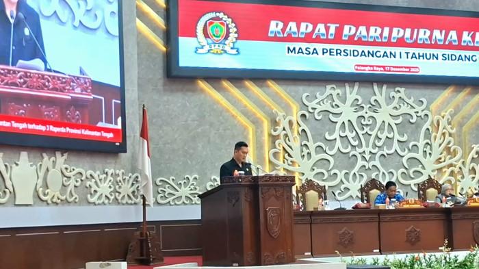 MEMBACAKAN - Ketua Fraksi Demokrat, Hero Mandouw, saat membacakan pandangan fraksi terkait Raperda Penyelenggaraan Penanaman Modal dan Pelayanan Terpadu Satu Pintu, Rabu (17/12/2025).