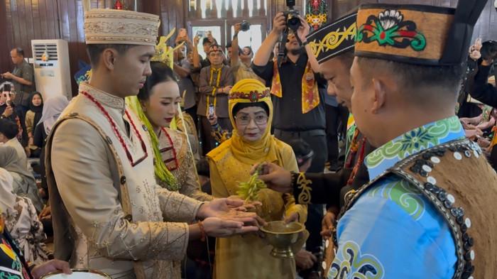 Makna Filosofis di Balik Prosesi Ritual Adat Dayak di Pernikahan Deden Putra Sulung Gubernur Kalteng