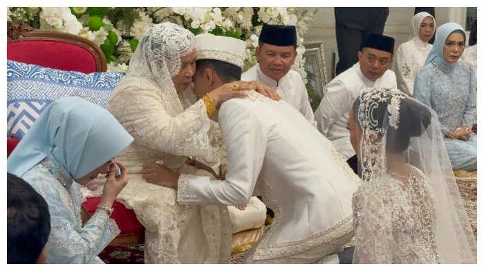 PROSESI SUNGKEMAN - Momen haru saat Deden Wigustianto mencium tangan dan memeluk sang nenek, Hj. Hayanah, usai akad nikahnya dengan Bunga Aulia Kinanty Kiai Demak di Mushola Rumah Jabatan Gubernur Kalteng, Minggu (26/10/2025).