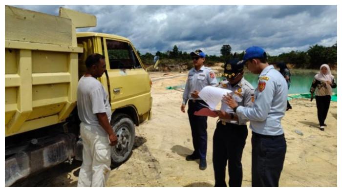 Dishub Kobar Tegaskan Truk Angkutan Pasir Wajib Gunakan Penutup