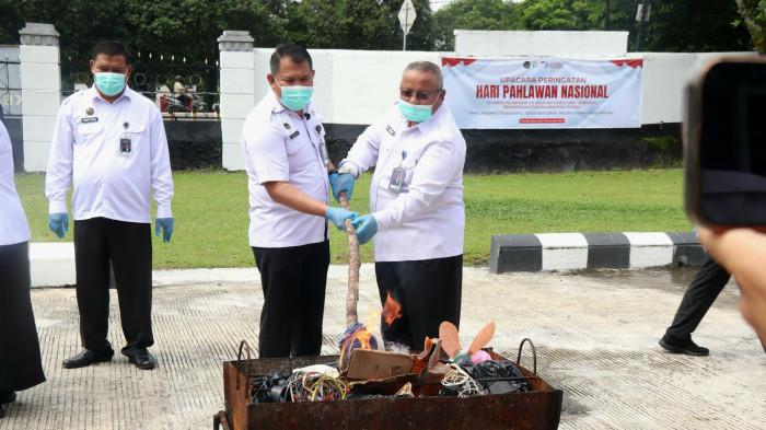 MEMUSNAHKAN - Kepala Kanwil Ditjenpas Kalteng, I Putu Murdiana memusnahkan barang temuan hasil razia di Lapas dan Rutan, Rabu (12/11/2025).