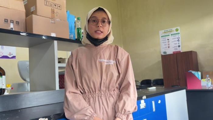 KERACUNAN MASSAL - Dosen Biokimia Fakultas Mipa Universitas Palangka Raya, Zahrotun Nafisah Ahmad memiliki pandangan berbeda terkait keracunan yang dialami 27 murid SDN 3 Bukit Tunggal.