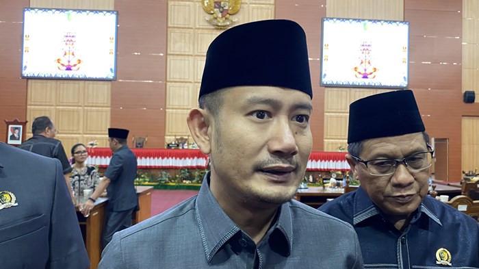 WAWANCARA - Wali Kota Palangka Raya, Fairid Naparin, usai menghadiri rapat paripurna di DPRD Kota Palangka Raya, Kamis (16/10/2025), menyampaikan bahwa PKL depan TVRI diperbolehkan berjualan hingga hari Minggu selama Pasar Datah Manuah masih dalam perbaikan.