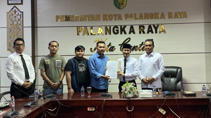PENANDATANGANAN - Wali Kota Palangka Raya Fairid Naparin bersama Wakil Wali KotaAchmad Zaini, usai audiensi dan menandtaangai poin tuntutan Forum Evaluasi Kinerja (FEK) Wali Kota, Rabu (1/10/2025).