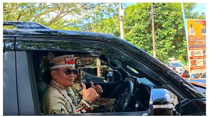 MENGEMUDI - Momen Gubernur Kalteng, Agustiar Sabran mengemudikan mobil sendiri menuju Rujab Bupati Barito Utara, Selasa (5/8/2025).