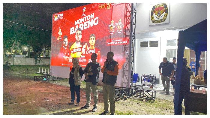 Sambil Nobar Timnas, Ketua KPU Kobar Ajak Masyarakat Datang ke TPS pada Rabu, 27 November 2024