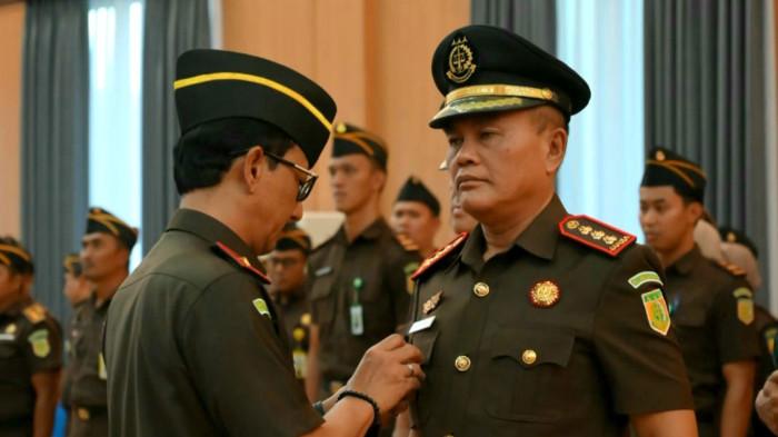 MELANTIK - Kajati Kalteng melantik Yunardi sebagai Kajari Palangka Raya menggantikan Andi Murji Machfud, Kamis (18/12/2025).