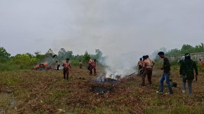 BPBD Kotim dan Siswa SMPN 8 Sampit Padamkan Karhutla Pada Hari Kesiapsiagaan Bencana Nasional 2025