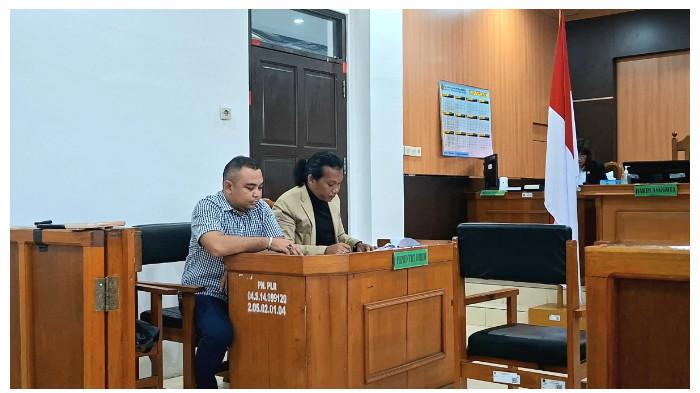 MEMBACAKAN - Kuasa Hukum Yetri, Jeplin M Sianturi saat membacakan permohonan pemohon pada sidang perdana Praperadilan Pascasarjana UPR, Senin (30/3/2026).
