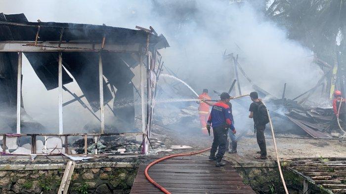 Kebakaran Rumah di Jalan A Yani Kabupaten Banjar Kalsel, Petugas Damkar Berjibaku Padamkan Api