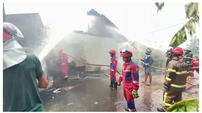 Mobil dan Bangunan Rumah Hangus Terbakar di Jalan Karanggan Palangka Raya