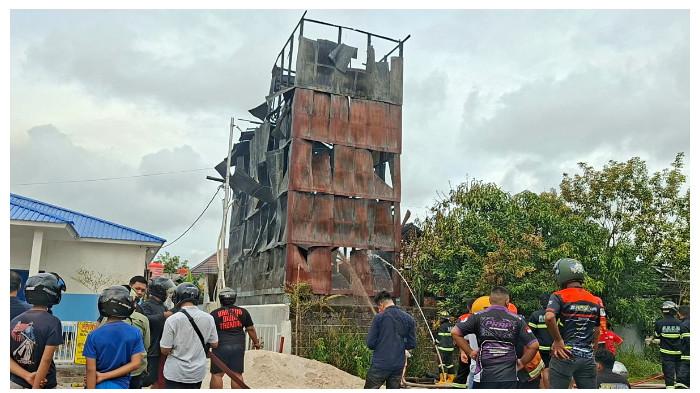 MEMADAMKAN - Petugas damkar dan relawan berupaya memadamkan kebakaran di Jalan Temanggunh Kacapi, Palangka Raya, Senin (30/3/2026).