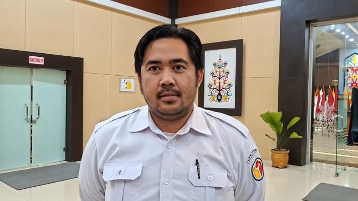 WAWANCARA - Ketua Bawaslu Barito Utara , Adam Parawansa saat diwawancara awak media, beberapa waktu lalu.