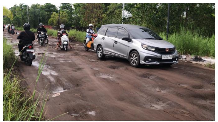 Jalur Alternatif Jembatan Tingang Berlubang dan Becek, Warga Sulit Melintas - Kondisi-Jalan-Tingang-1-27-Oktober-2025.jpg