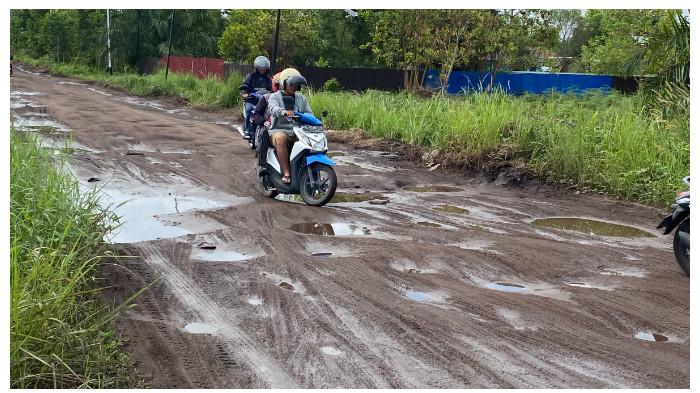 Jalur Alternatif Jembatan Tingang Berlubang dan Becek, Warga Sulit Melintas - Kondisi-Jalan-Tingang-2-27-Oktober-2025.jpg