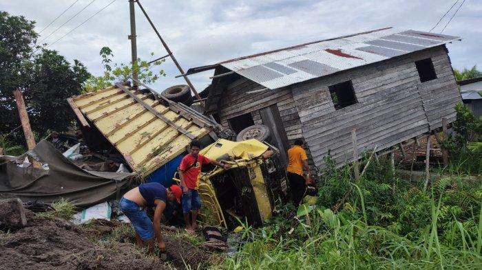 Kecelakaan di Palangkaraya, Truk Muat 7 Ton Pupuk Oleng Gundukan Aspal, Timpah Rumah di Mahir Mahar