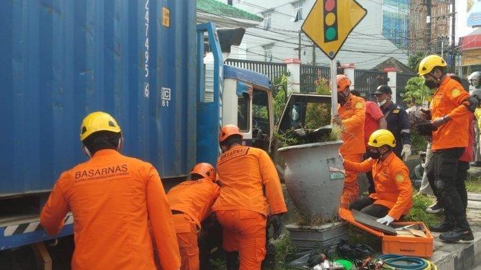 Tewaskan Seorang Pengendara, Kontainer Bermuatan Keramik Tabrak Bahu Jalan di Balikpapan