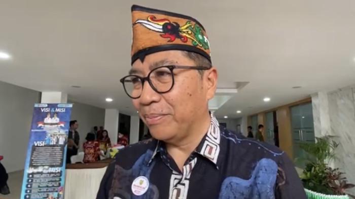 WAWANCARA - Plt Sekda Kalteng, Leonard S. Ampung saat diwawancarai awak media, Kamis (20/11/2025).