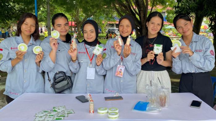 INOVASI MAHASISWA - Para mahasiswa FMIPA UPR menampilkan produk kecantikan berbahan lokal Kalimantan, termasuk lulur Kajawari Scrub, masker organik Cenaya Beauty, dan body lotion herbal, saat ditemui di booth halaman Rektorat UPR, Sabtu (15/11/2025).