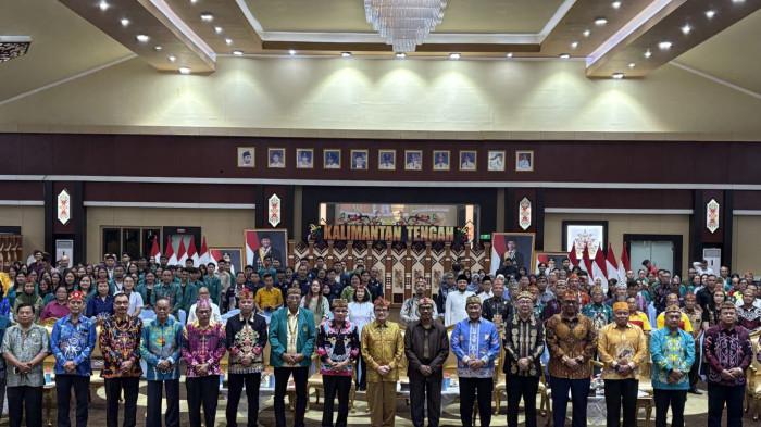 DISKUSI - Membuka secara resmi Diskusi Ilmiah bertema “Peran Masyarakat Hukum Adat dalam Pembangunan Daerah dan NKRI” yang digelar Universitas Kristen Palangka Raya (UNKRIP), Sabtu (15/11/2025).