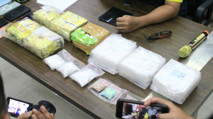 BARANG BUKTI - Barang bukti pengungkapan kasus narkoba jenis sabu seberat 8,3 kilogram yang disita BNNP Kalteng, Senin (10/11/2025). Kasus ini diduga melibatkan dua narapidana di Lapas Perempuan Palangka Raya.