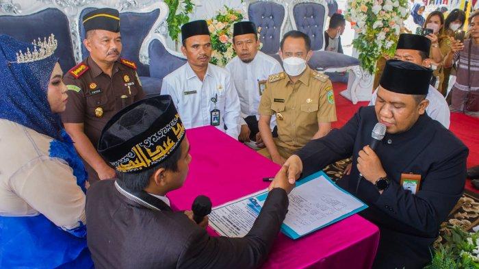 Wali Kota Palangkaraya Jadi Saksi Pasangan Nikah Massal, Kompak Serahkan Mahar Rp 77 Ribu