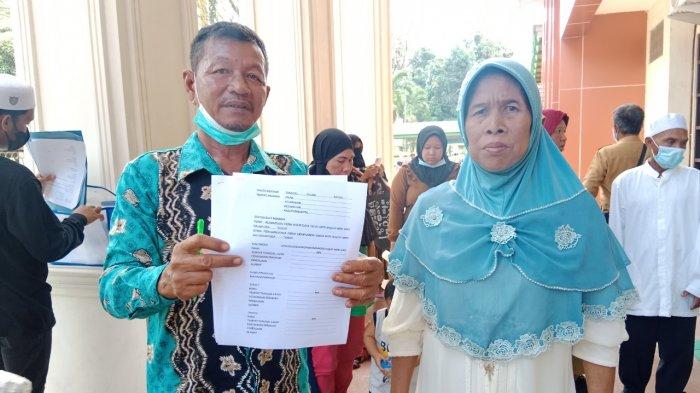 40 Tahun Berumah Tangga Tak Miliki Buku Nikah, Wati Warga Palangkaraya Ikuti Nikah Massal Gratis