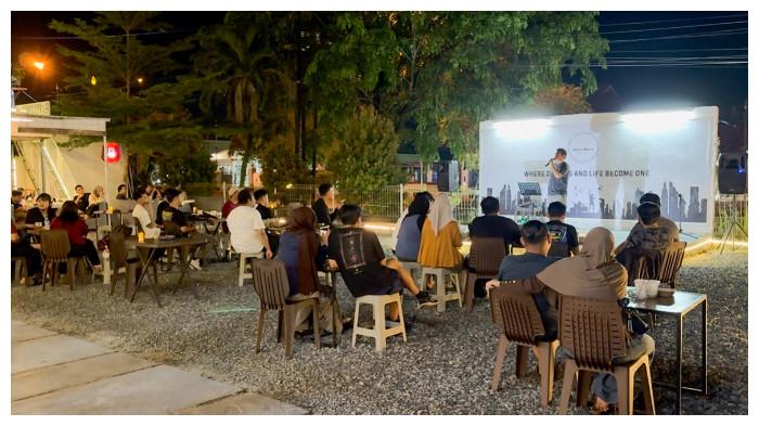 Open Mic Stand Up Comedy di Night Waltz Coffee, Ruang Ekspresi Positif Anak Muda Palangka Raya