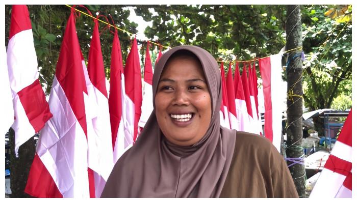 Pasutri Dari Bandung Tiap Tahun ke Palangka Raya Tuk Jualan Bendera Merah Putih Jelang 17 Agustus - Pedagang-bendera-merah-putih-3-Agustus-2025.jpg