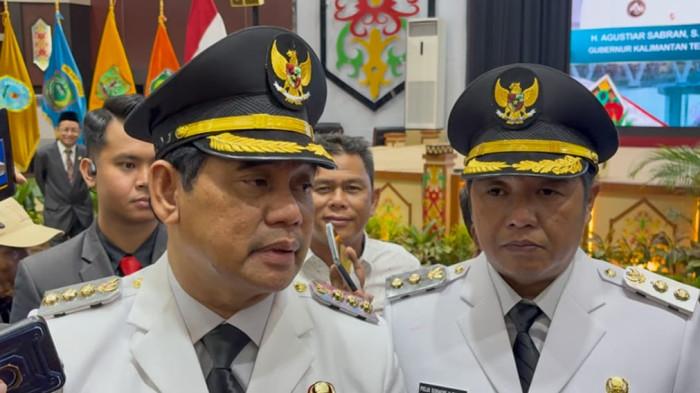 WAWANCARA - Bupati Barito Utara, Shalahuddin bersama Wakil Bupati Felix Sonadie Y Tingan saat diwawancarai awak media, di Aula Jayang Tingang Lantai II, Kantor Gubernur Kalimantan Tengah, Palangka Raya, Jumat (10/10/2025) malam.