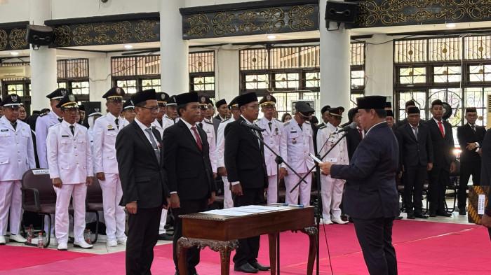 PELANTIKAN - Sejumlah pejabat dilantik dan diambil sumpah jabatan dalam kegiatan yang berlangsung di Gedung Serbaguna Sampit, Rabu (8/10/2025).