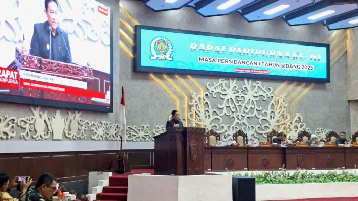 MENYAMPAIKAN - Wagub Kalteng, Edy Pratowo saat menyampaikan tanggapan Gubernur terkait pandangan fraksi tentang Rapaerda penanaman modal, Jumat (19/12/2025).