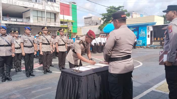 SUASANA - Suasana khidmat dan penuh kekhusyukan tampak menyelimuti halaman Satlantas Polres Kotawaringin Timur (Kotim) saat sejumlah perwira resmi bergeser jabatan, Sabtu (15/11/2025) pagi.