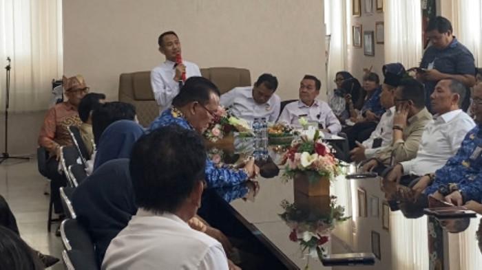 MENYAMPAIKAN - Wali Kota Palangka Raya Fairid Naparin menyampaikan sambutan sekaligus kesan dan pesan kepada drg. Andjar Hari Purnomo dalam acara serah terima jabatan Kepala Dinas Kesehatan Kota Palangka Raya di Aula Dinkes, Rabu (1/10/2025).