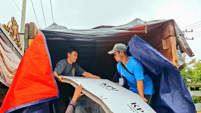 MENGANGKUT LOGISTIK - Petugas mengangkut logistik PSU ke tranportasi untuk didistribusikan ke kecamatan, Selasa (5/8/2025)