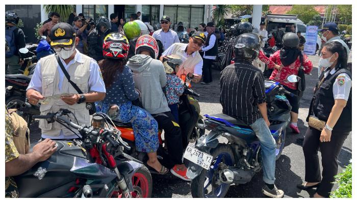 61 Pengendara Terjaring Razia di Palangka Raya, Warga Lunasi Pajak Kendaraan di Lokasi - Razia-Pajak-Ranmor-2-Bapenda-Kalteng-29-Oktober-2025.jpg