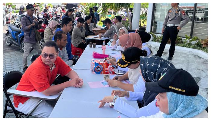 61 Pengendara Terjaring Razia di Palangka Raya, Warga Lunasi Pajak Kendaraan di Lokasi - Razia-Pajak-Ranmor-Bapenda-Kalteng-29-Oktober-2025.jpg