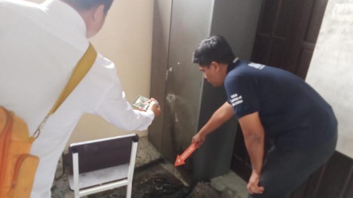 MENYELIDIKI - Penyidik Polresta Palangka Raya menyelidiki dugaan percobaan pembakaran di ruang kelas IV SDN 14 Palangka, Senin (20/10/2025).