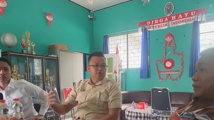 BERBINCANG - Koordinator SPPG Kalteng Elisa Agustino berbincang dengan Kepala Sekolah SDN 3 Bukit Tunggal, Sujianto, dan pihak SPPG Bukit Tunggal, Selasa (30/9/2025).