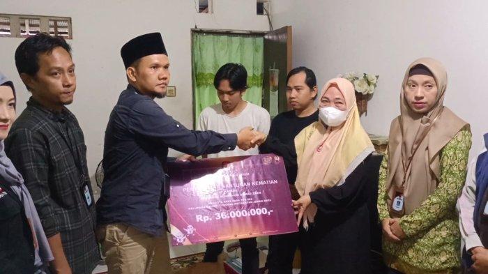 Ketua KPU Palangkaraya Berikan Santunan Rp 36 Juta kepada Keluarga Anggota KPPS Meninggal