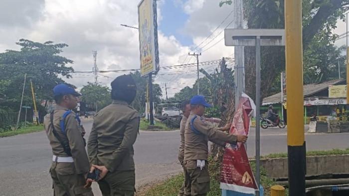 PENERTIBAN - Satpol PP Kotim saat melakukan penertiban spanduk liar di beberapa ruas jalan yang ada di Sampit, Kotim, Jumat (6/2026) kemarin.